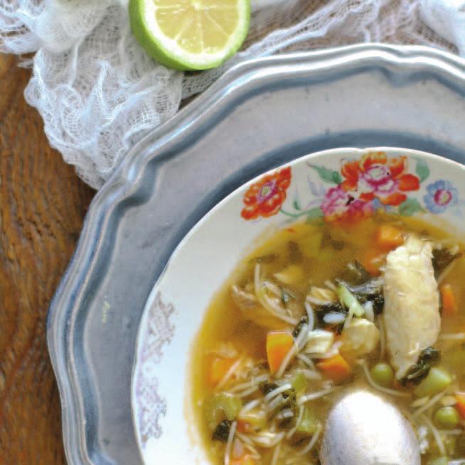 Ψαρόσουπα Fish soup Υλικά 1/4 του φλιτζανιού ελαιόλαδο 2 κρεμμύδια ψιλοκομμένα 1 σκελίδα σκόρδο ψιλοκομμένες λίγο σέλινο ψιλοκομμένο 1 φύλλo δάφνης αλάτι πιπέρι 2 ντομάτες καθαρισμένες και τριμμένες
