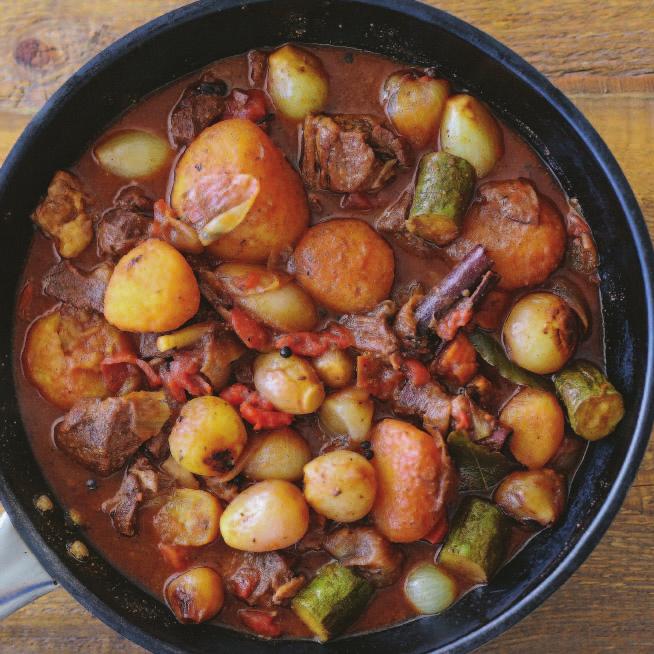 Στιφάδο βοδινό Beef stew Υλικά 1/2 φλιτζάνι ελαιόλαδο 1 κιλό μικρά ξηρά κρεμμύδια ολόκληρα 1 κιλό βοδινό κομμένο σε μικρούς κύβους 3/4 φλιτζανιού κρασί μαύρο, ξηρό 1 φλιτζάνι ξεφλουδισμένες και