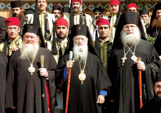 Ο Σεβ. Μητροπολίτης κ. Κυπριανός, στὸ κέντρο, (Πρόεδρος τῆς Ιερᾶς Συνόδου τῶν Ενισταμένων), ὁ Σεβ. Μητροπολίτης κ. Βλάσιος, ἀριστερά, (Πρόεδρος τῆς Ιερᾶς Συνόδου τῆς Αδελφῆς Ορθοδόξου Εκκλησίας τοῦ Πατρίου Ημερολογίου Ρουμανίας) καὶ ὁ Σεβ.