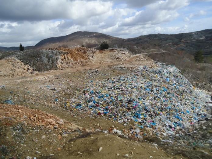 deponije "Konjovac" iznosi 150 m. Površina prve (stare) deponije komunalnog otpada locirane uz lokalni put iznosi 3.171 m2, na kojoj je odloženo ukupno 12.500 m3 otpada.