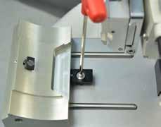 Ρυθμίστε τη σύσφιγξη με κλειδί Allen,5 mm στο ρυθμιστικό κοχλία ( "Εικ. 03 ") έτσι ώστε ο μοχλός καταρχήν να "γλιστρά" όταν ενεργοποιείται ο μοχλός.. Συνεχίστε να γυρνάτε το ρυθμιστικό κοχλία ( "Εικ.