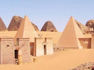 Απτά δείγματα αυτής της ιστορικής διαδρομής είναι οι μικροσκοπικές πυραμίδες-τάφοι, οι κουσιτικές επιγραφές σε ιερογλυφική γραφή, αλλά και οι ιδιαίτερης κομψότητας