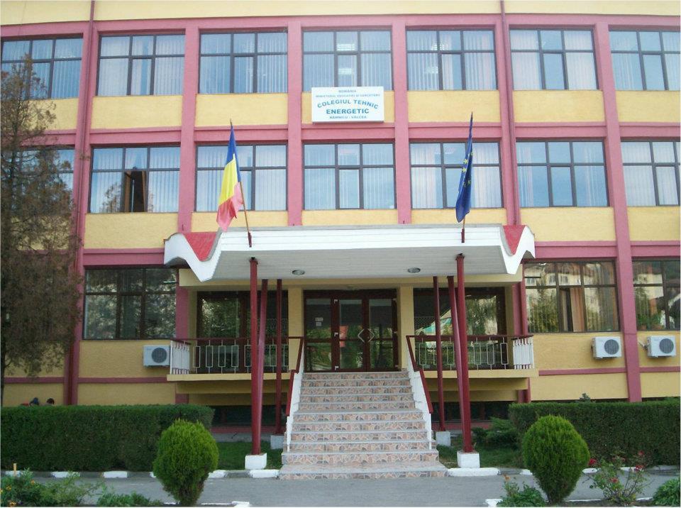Engleză LICEU profil Tehnic domeniul electronica/automatizări tehnician in automatizări 28 elevi; tehnician operator tehnică de calcul 56 elevi; domeniul electric tehnician în instalații electrice-28