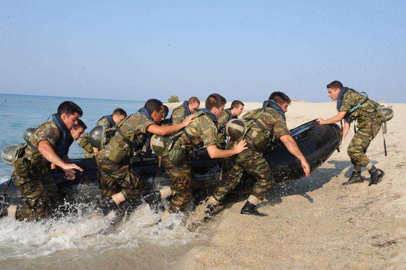 στρατιωτική εκπαίδευση έχει σκοπό να εισάγει