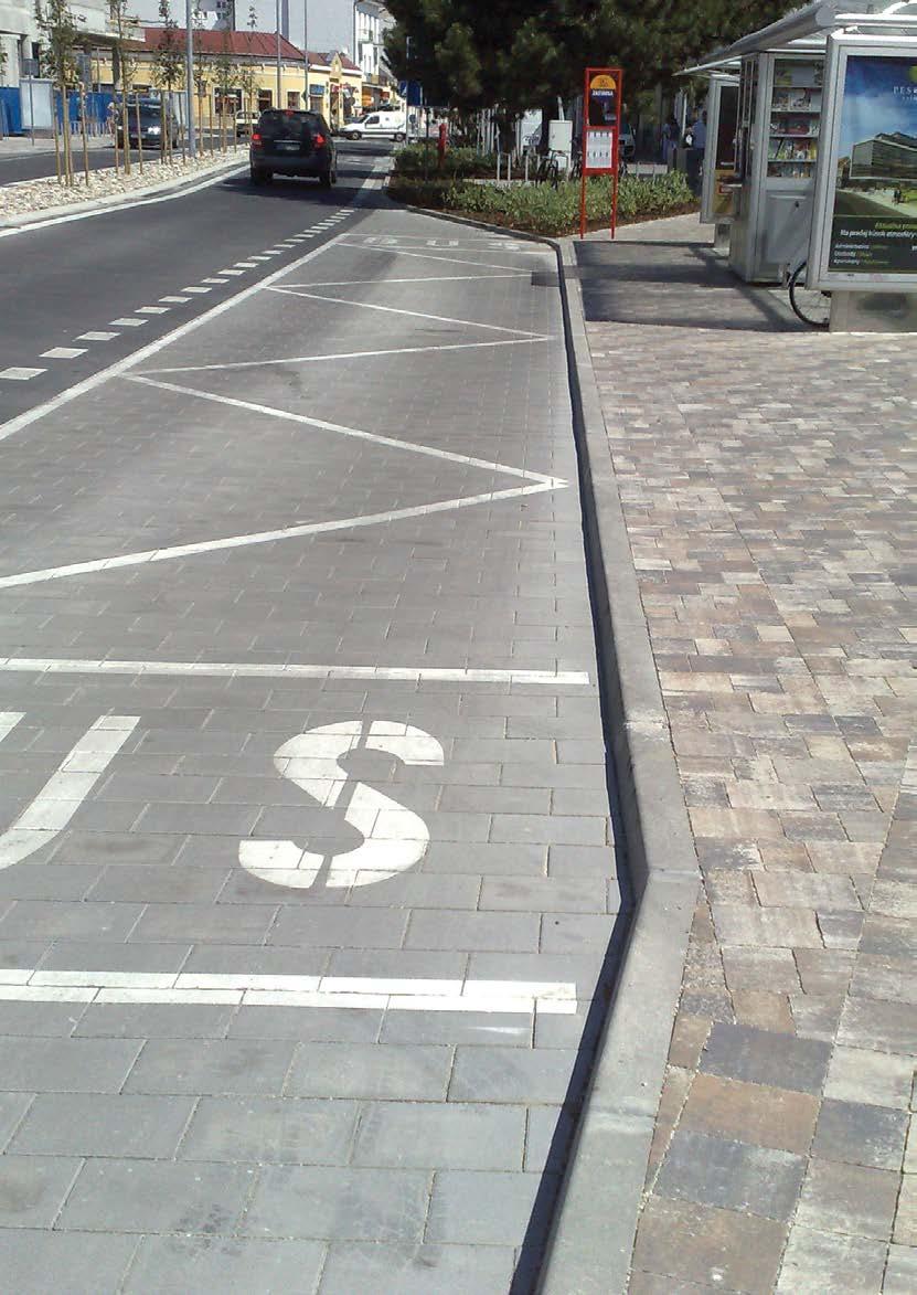 Borduri Bordurile stradale de la Semmelrock Stein + Design au suprafața din beton aparent și sunt utile pentru delimitarea carosabilului şi consolidarea marginilor străzilor, zonelor pietonale şi