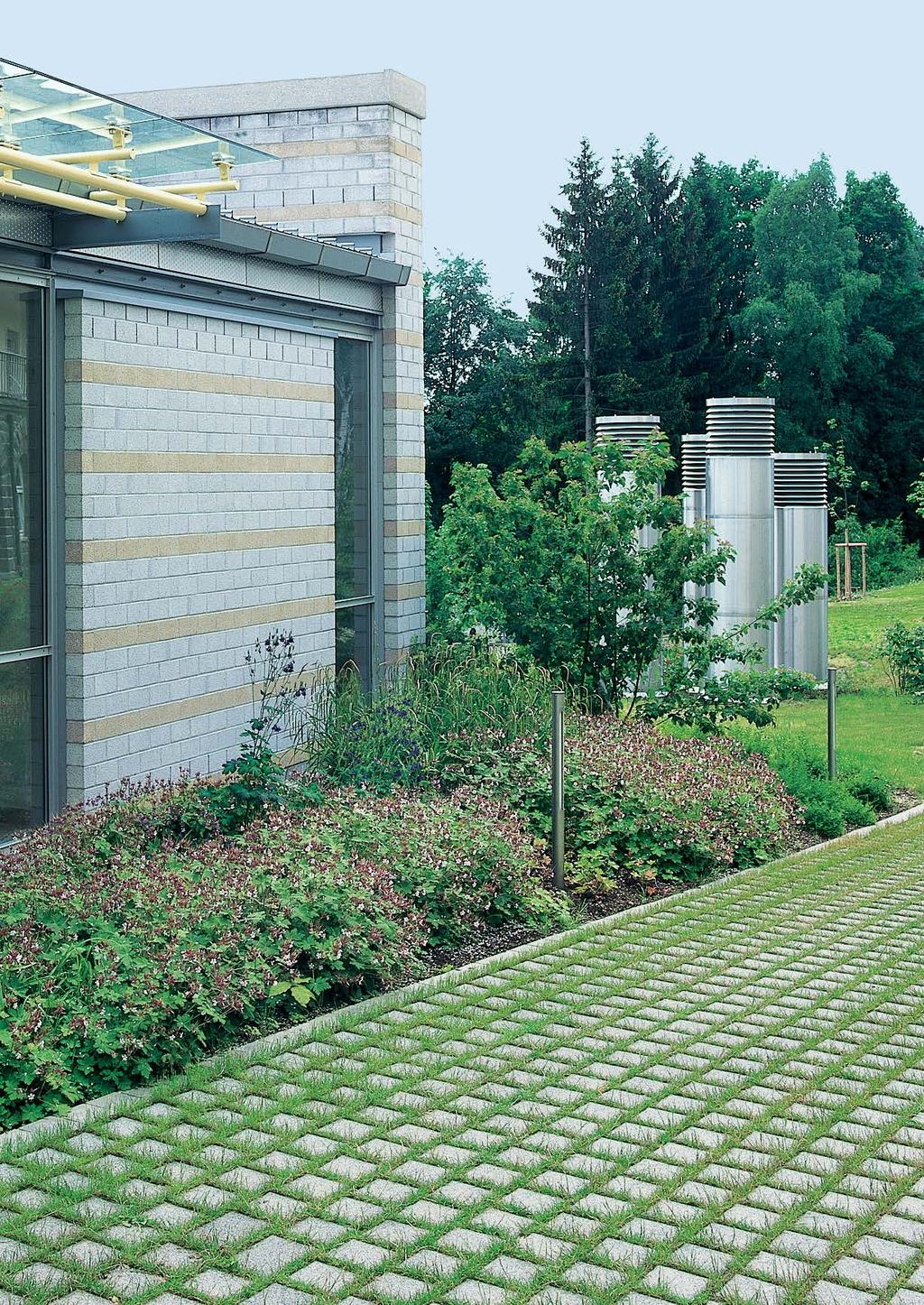 Pavaje Pavajele din beton de la Semmelrock Stein + Design reprezintă o alternativă economică pentru asfalt, fiind ideale pentru pavarea suprafețelor de mari dimensiuni.