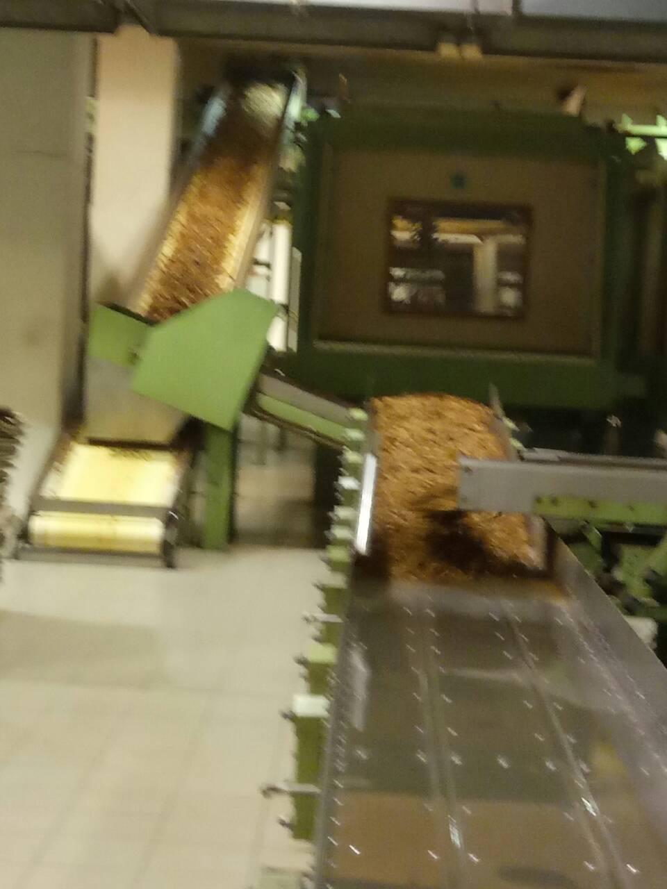 Εικόνα 3.9 Μεταφορά καπνού (Κάθετα κεκλιµένο) Στη συνέχεια τα εναποµείναντα άδεια κιβώτια, βγαίνουν από τη γραµµή, διπλώνονται και στοιβάζονται αυτόµατα.