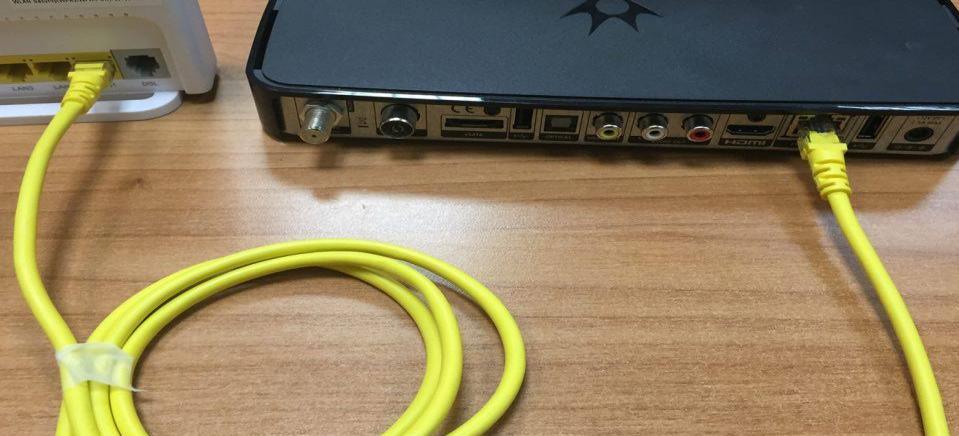 θύρα Ethernet του αποκωδικοποιητή μας με το router,