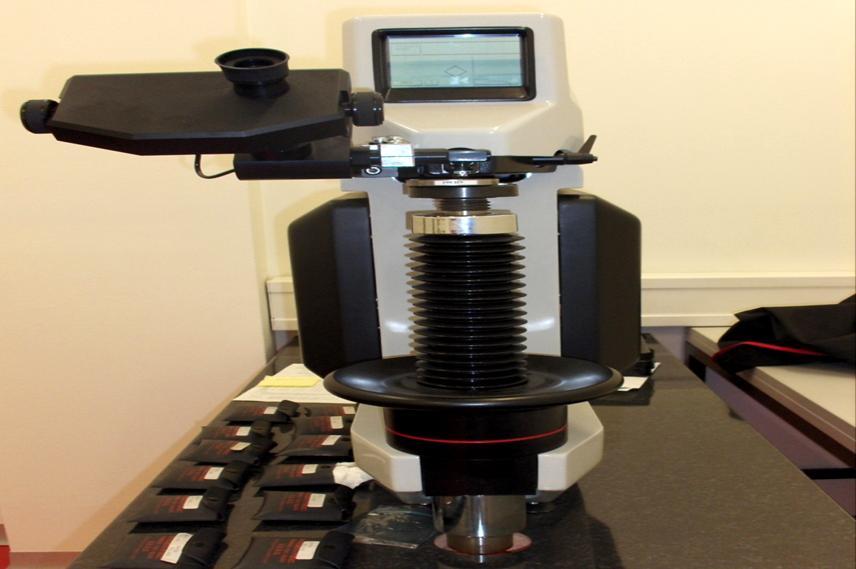 Mikroskop Zaslon osjetljiv na dodir Poluga za spuštanje indentora Radni stol Sustav za opterećivanje Okretno kolo i