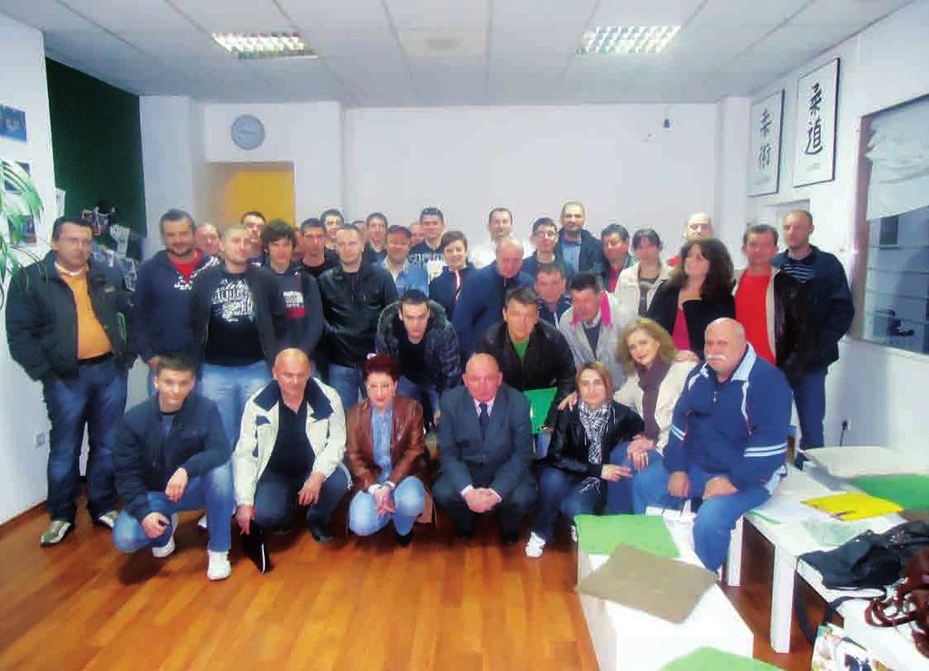 Predstavnica Hrvatskog zavoda za zapoπljavanje Suzana PremuæiÊ i ravnatelj UËiliπta Damir irec (u prvom redu) s polaznicima teëaja.