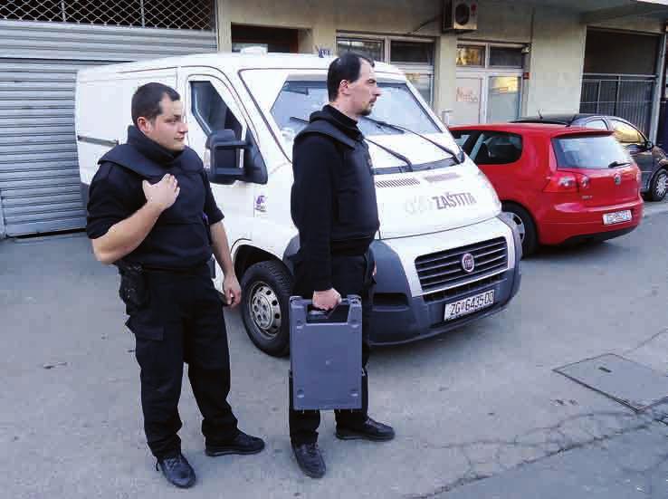 Zbog teh nië kih ka rak te ri sti kaban ko mat skih ka ze ta i sa mog su sta vaelek tro ke mij ske zaπ ti te sprem ni ci teæe 30-ak ki lo gra ma, ta ko da je to i fizië ki na po ran po sao.