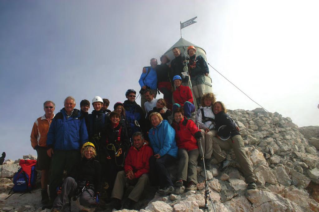 Pripravlja uredništvo WWW.SLOSPORT.ORG Šport Slovencev v Italiji Skupina planincev SPDG na Triglavu 24 V gore nekoč zaradi jezika danes iz veselja Slovenci že od nekdaj ljubimo gore in planine.