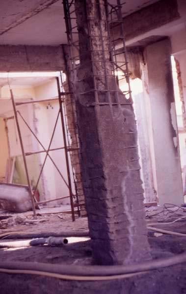 Εικόνα 22: Υποστύλωμα από οπλισμένο σκυρόδεμα. Ο χυτοσίδηρος έχει υψηλή θλιπτική αντοχή, χαμηλή αντοχή σε εφελκυσμό, μικρή ελαστικότητα και αντοχή σε κρούση και είναι πολύ εύθραυστος (Blasi, 2000).