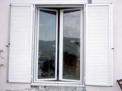μορφή του όσο και το διάλυμά του δεν είναι δηλητηριώδη, γι αυτό και έχει ευρεία χρήση στην παραγωγή δοχείων ποτών και τροφών.