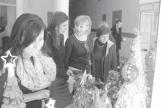 În cadrul concursului au participat peste 25 de grupe academice din cadrul facultăţii, prezentând câte un pom de Crăciun handmade la expoziţia care a avut loc la data de 19 decembrie, în