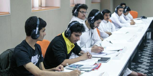 6 مبانى عمادةالسنةالتحضيريةوالدراسات االمساندة 1-6 مبنى رقم )450( صمم مبنى بالحرم الجامعي بالراكة ليتناسب مع التطلعات الطموحة للجامعة والحصول على أعلى مس توى م ن األداء ل دى الط الب ليناف س أقران ه ف