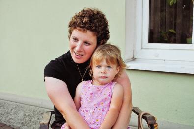 Prihaja s Katarine nad Ljubljano. Pred dobrimi 5 leti, ko je bila stara 24 let, je tri mesece po porodu izvedela za diagnozo raka dojk.
