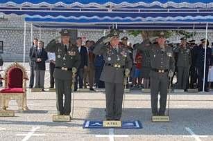 Τελετή Ορκωµοσίας Μονίµων Υπαξιωµατικών Τάξης 2013 «Αντιστρατήγου Αχιλλέα Πρωτοσύγγελου» Ο Α/ΓΕΣ και ο ιοικητής της 1ης