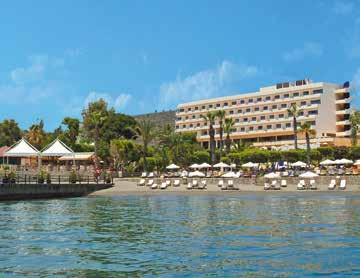 καθώς δροσίζεστε με βουτιές Το Elias Beach Hotel έχει θέα μια από τις καλύτερες