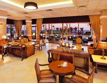 οδηγεί σε ένα άνετο cock tail bar στην μια άκρη, ενώ το άρωμα του φρέσκου καφέ οδηγεί στο café-lounge