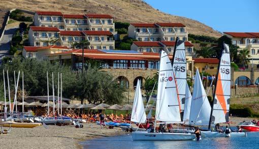ΔΙΑΜΟΝΗ: 134 πολυτελή δωμάτια - bungalows απλωμένα στη πλαγιά ενός λόφου με θέα στον κόλπο του Πλατύ και στο βάθος το Άγιο Όρος.