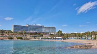 Δανείζεται το όνομά του από το μικρό νησάκι της Χηνίτσας, που βρίσκεται ακριβώς απέναντι και λειτουργεί σαν φυσικός κυματοθραύστης στην ονειρεμένη παραλία, που απλώνεται ακριβώς μπροστά στο