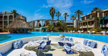 Οι Sea View Suites είναι δίχωρες (υπνοδωμάτιο και καθιστικό με καναπέ-κρεβάτι). Είναι ιδανικές και για οικογένειες, καθώς μπορούν να φιλοξενήσουν 2 ενήλικους και 2 παιδιά.