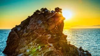 ELIVI SKIATHOS 5* DELUXE ΚΟΥΚΟΥΝΑΡΙΕΣ - ΣΚΙΑΘΟΣ ΤΟ ΞΕΝΟΔΟΧΕΙΟ: Αναδημιουργημένο (Ιούνιος 2018) ξενοδοχείο 5 αστέρων που φωλιάζει σε ένα φυσικό περιβάλλον θαυμαστής ομορφιάς, προσαρμόζοντας τις