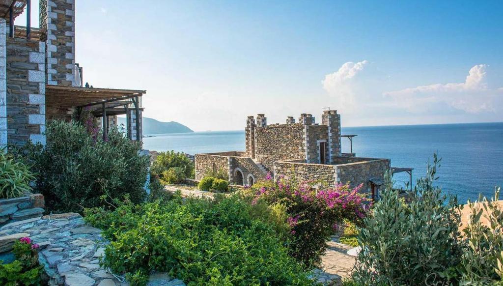 PORTO MANI SUITES 4* ΚΥΠΑΡΙΣΣΟΣ - ΜΑΝΗ Στην ιστορική Καινήπολη και στο σημερινό οικισμό Κυπάρισσος του δήμου Ανατολικής Μάνης, υψώθηκε