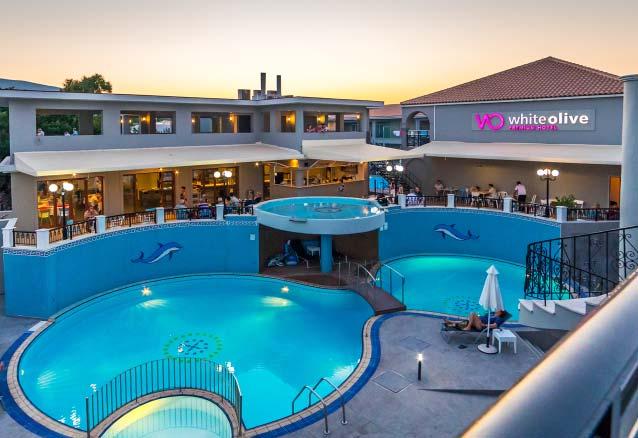 KONSTANTINOS PALACE 5* ΚΑΡΠΑΘΟΣ ΤΟ ΞΕΝΟΔΟΧΕΙΟ: Ένα ξεχωριστό ξενοδοχείο στα Πηγάδια Καρπάθου, μόλις 1200 μέτρα από το κέντρο.