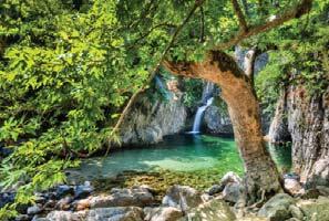 Ιδίως τα εκλεκτά δείγματα των αϊτσένιων οικιών, δηλαδή αυτών με την επίπεδη χωματένια στέγη. Επόμενη στάση μας είναι η Καμαριώτισσα.