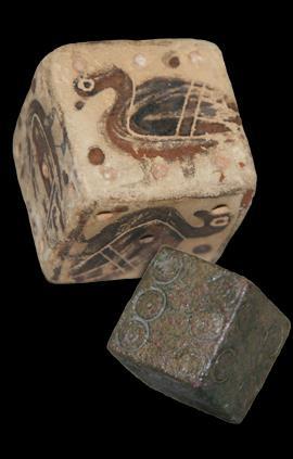 Παιζόταν με τρία ζάρια (κύβους), αφού όπως γνωρίζουμε από διάφορες πηγές, οι αρχαίοι Έλληνες έπαιζαν τα παιχνίδια κυβείας με τρία