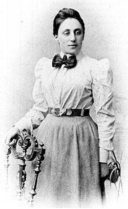 Συμμετρίες και νόμοι διατήρησης Θεώρημα της Amalie Emmy Noether (1882-1935): Σε κάθε συμμετρία (!