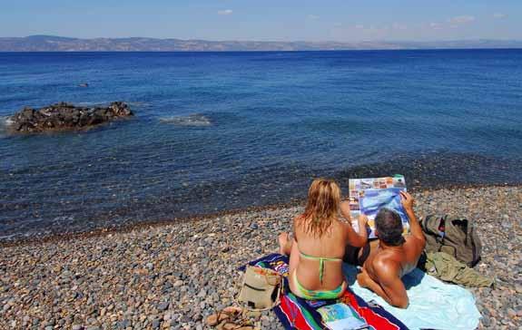 για τους λουόμενους, αφού ανακατεύονται με τα νερά των φημισμένων ιαματικών πηγών της