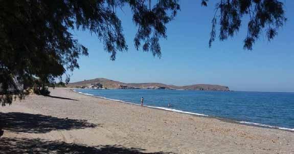 ΑΡΧΑΙΑ ΑΝΤΙΣΣΑ Κάποιοι την προτιμούν αν και έχει τα ίδια χαρακτηριστικά με την προηγούμενη παραλία, ρηχά νερά και απέξω μεγάλα βότσαλα.