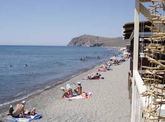 Σκάλα Ερεσού ΣΙΓΡΙ Η παραλία βρίσκεται μόλις περάσουμε τον κυρίως οικισμό στο ομώνυμο χωριό, 92 χιλιόμετρα από την πόλη της Μυτιλήνης, στα δυτικά του νησιού. Είναι αμμώδης και ρηχή.