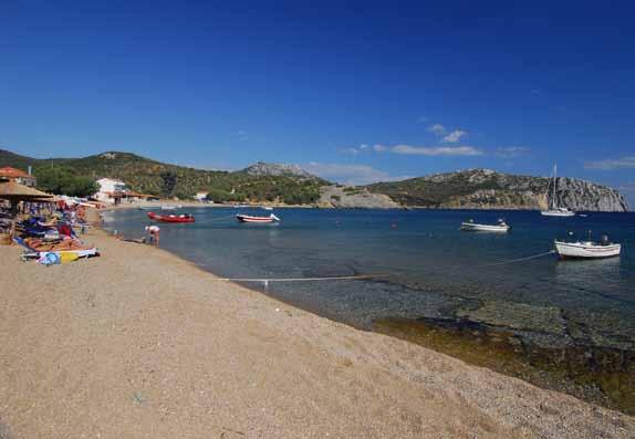 Τάρτι θαλάσσια παιγνίδια για παιδιά, όπως και εξοπλισμός για θαλάσσια σπορ. Ο βασικός λόγος που την προτιμούν οικογένειες που έρχονται εκτός Λέσβου, είναι πέρα από τις υποδομές της η θέση της.