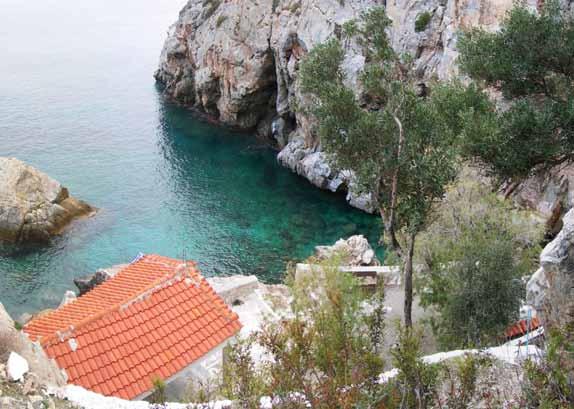 βρίσκεται ανάμεσα Πλωμάρι και Μελίντα.