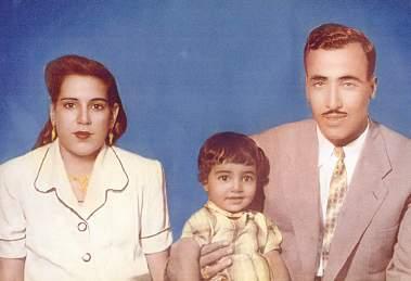 مع زوجته وابنته