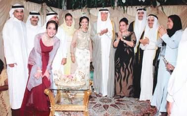 في الوس ط ا لى يمينه ا خوه عبد االله وزوجته موض ي موءمن جاس م الفهد وابنته حبيبة وا لى يس اره عبد العزيز عبد االله الهس اوي وا خوه جاس م عبد