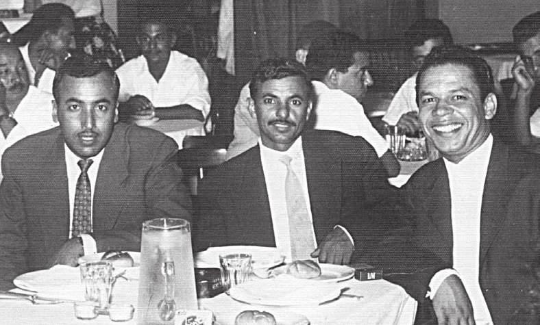 68 مع بعض ا ص دقاءه