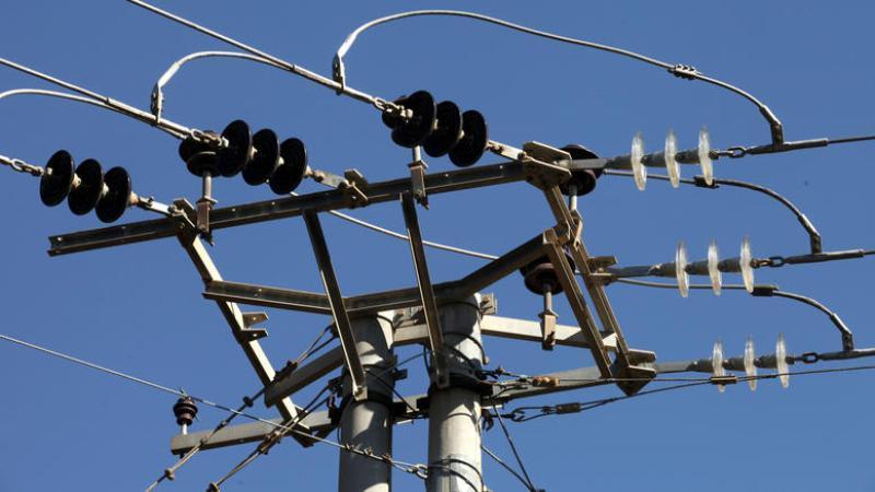 να έχουμε ηλεκτρικό σπινθήρα µμεταξύ των άκρων του όπου στην περίπτωση αυτή προκαλείται υπερπήδηση και τοπικό βραχυκύκλωμά γραµµής.