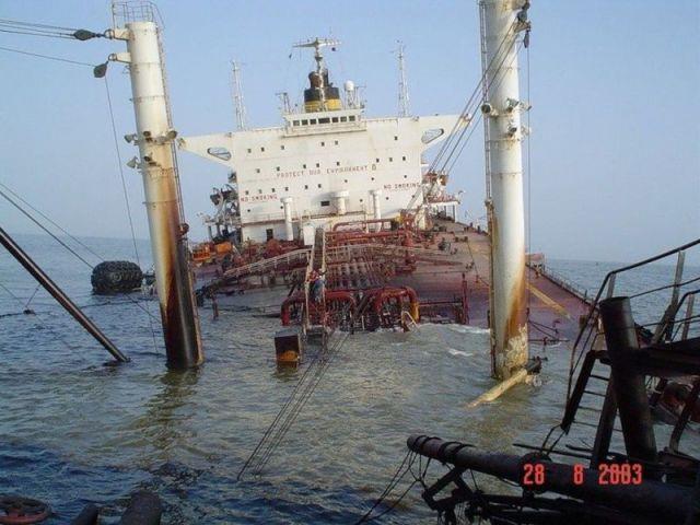 Εικόνα 8 Άποψη του Tasman Spirit ενώ