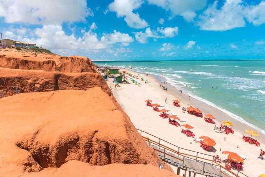 στην έρημο... Η ημέρα σας μπορεί να συνεχιστεί με χαλάρωση στην αμμουδιά, μπάνιο και ηλιοθεραπεία, ή «επίσκεψη» στις γραφικές καλύβες πάνω στην παραλία για θαλασσινές λιχουδιές και caipirinha!