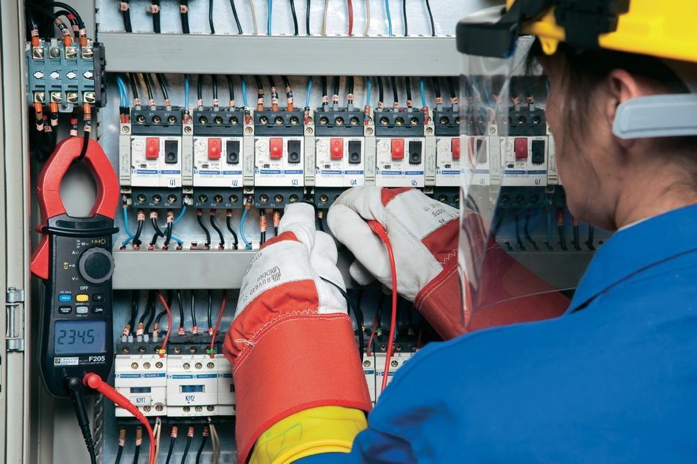Model F201 F203 F205 Funcţii VÂRF+ / VÂRF- - - DA / DA (1 ms) Functii REL / DIF - DA / DA DA / DA Închidere automată DA Alimentare baterie 9V Rezistent la cădere 2 m DA (certificat test) Dimensiuni