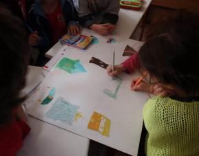 Οι μαθητές χωρίστηκαν σε τρεις ομάδες και καθεμιά ζωγράφισε μια πολιτεία με τα σπιτάκια, τα ποτάμια, τα ρυάκια, τα ηφαίστεια κλπ.