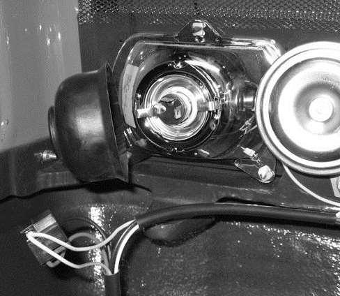 8.2.2 MENJAVA ŽARNIC Prednji žarometi Žarnico zamenjate po sledečem postopku: Dvignite pokrov motorja; Izvlecite konektor (); Odstranite gumijasti zaščitni pokrov (2); Vzmetno varovalo žarnice (3) 3