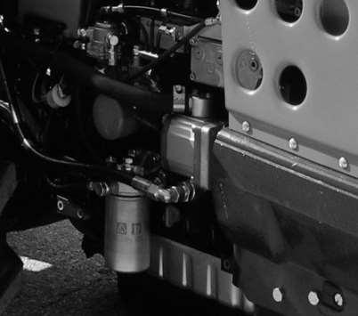 ČIŠČENJE TRAKTORJA Traktor čistite z vodnim curkom, pri tem upoštevajte da ni usmerjen na električne dele, še posebej pa na motorni del, kjer je nameščen zračni filter, alternator in zaganjalnik.