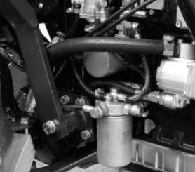 Vmes kontrolirajte tesnenje oljnega filtra in čepa na karterju; Ugasnite motor, ponovno preverite nivo olja in ga po potrebi dolijte.