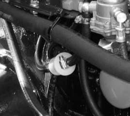 7 KONTROLA / MENJAVA JERMENA Pred kontrolo ali menjavo jermena naj bo motor vedno ugasnjen (kontaktni ključ mora biti izvlečen iz glavnega stikala vžiga).